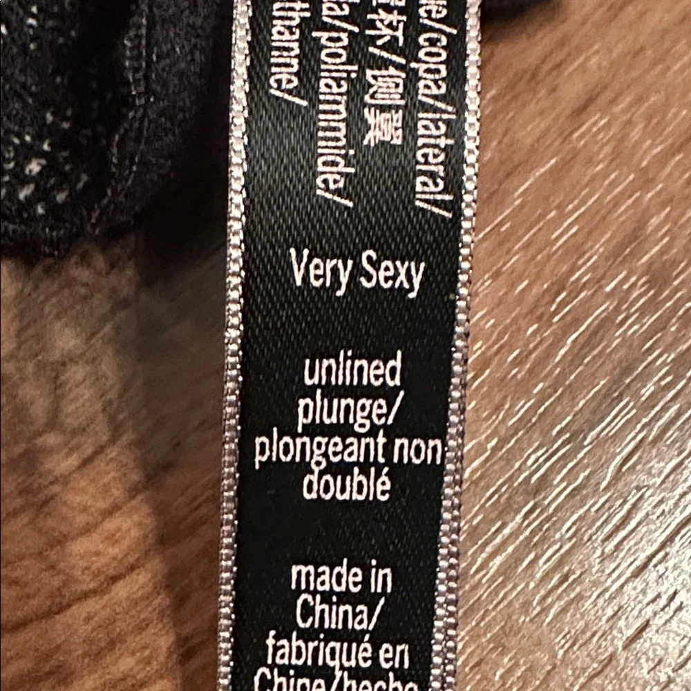 Victoria’s Secret Inlined Plunge Bra 34DDD - Picture 5 of 8